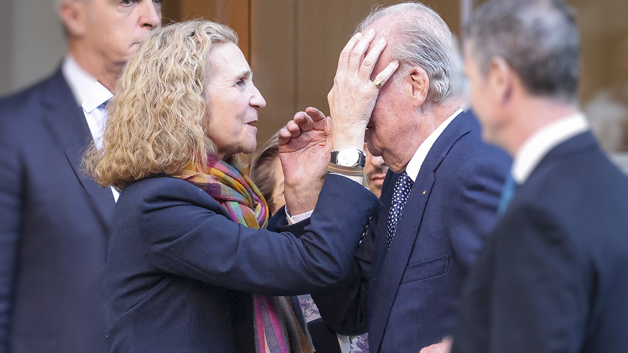 La Infanta Elena y el Rey Juan Carlos y su comentado saludo