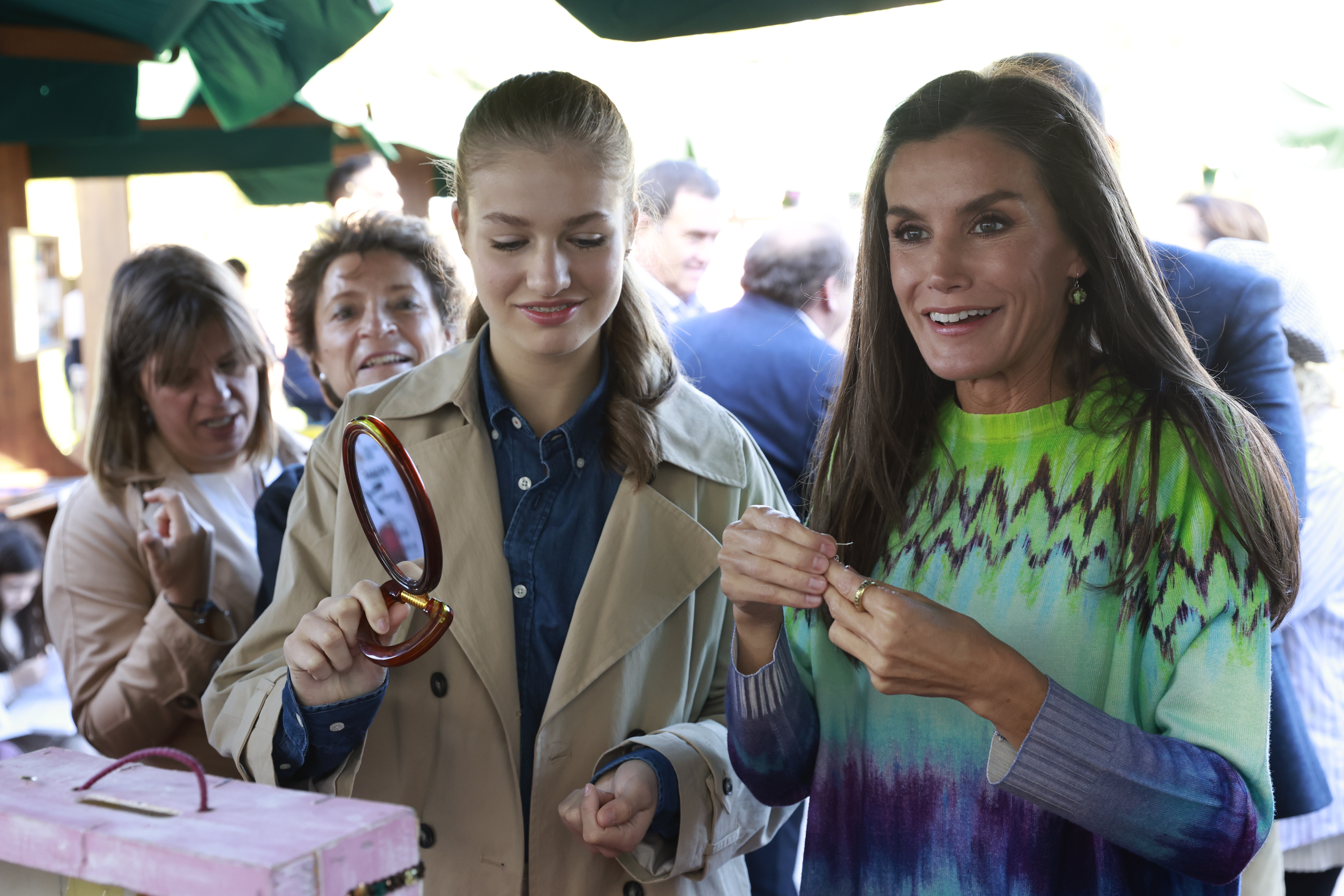 la reina letizia y la princesa leonor comprando pendientes en el pueblo ejemplar de asturias 2023