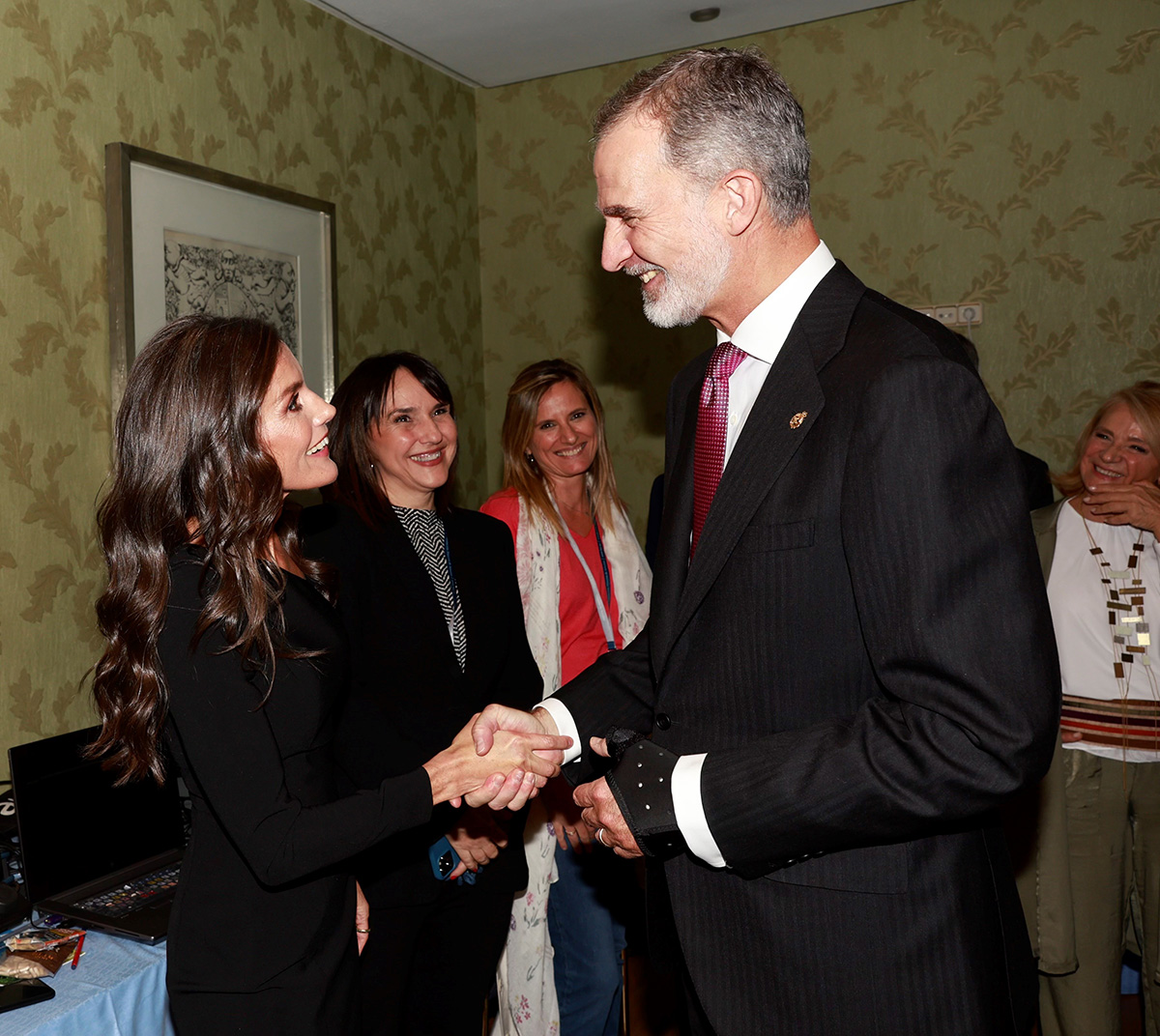 los reyes felipe y letizia recrean su imagen en el set de RTVE 20 años despues