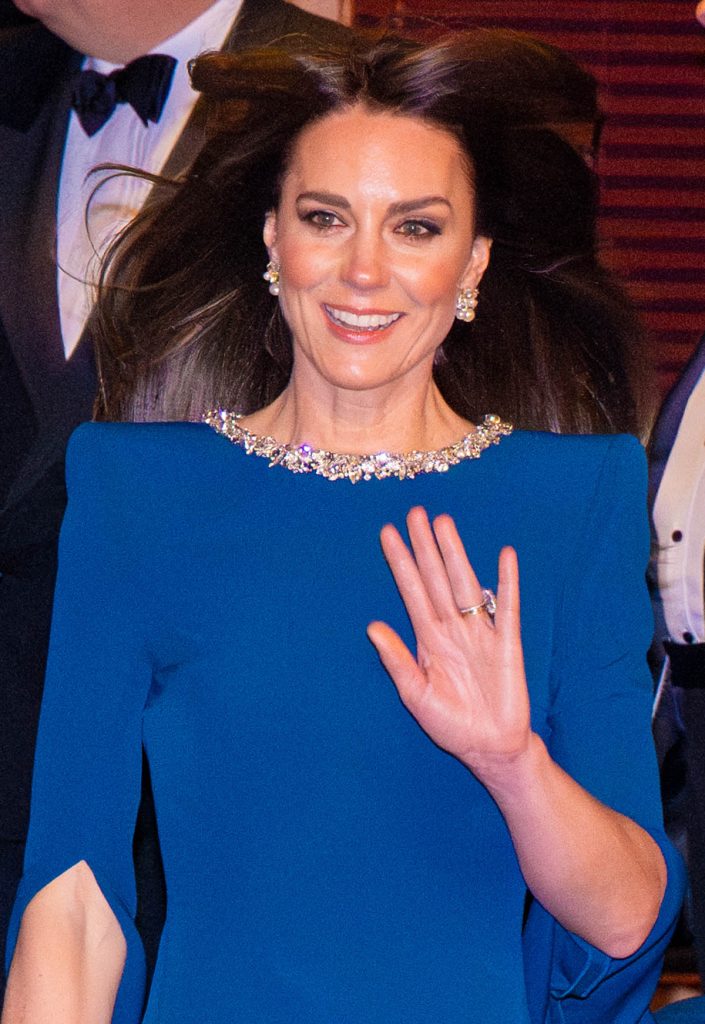 Kate Middleton con un vestido azul royal. 