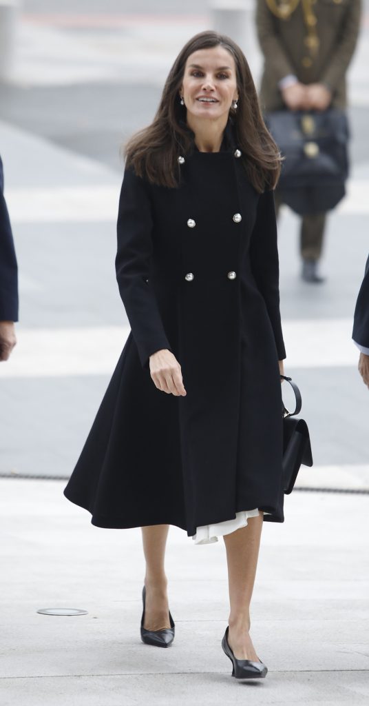La Reina Letizia, con abrigo negro de Carolina Herrera para reunirse con la FAD Juventud
