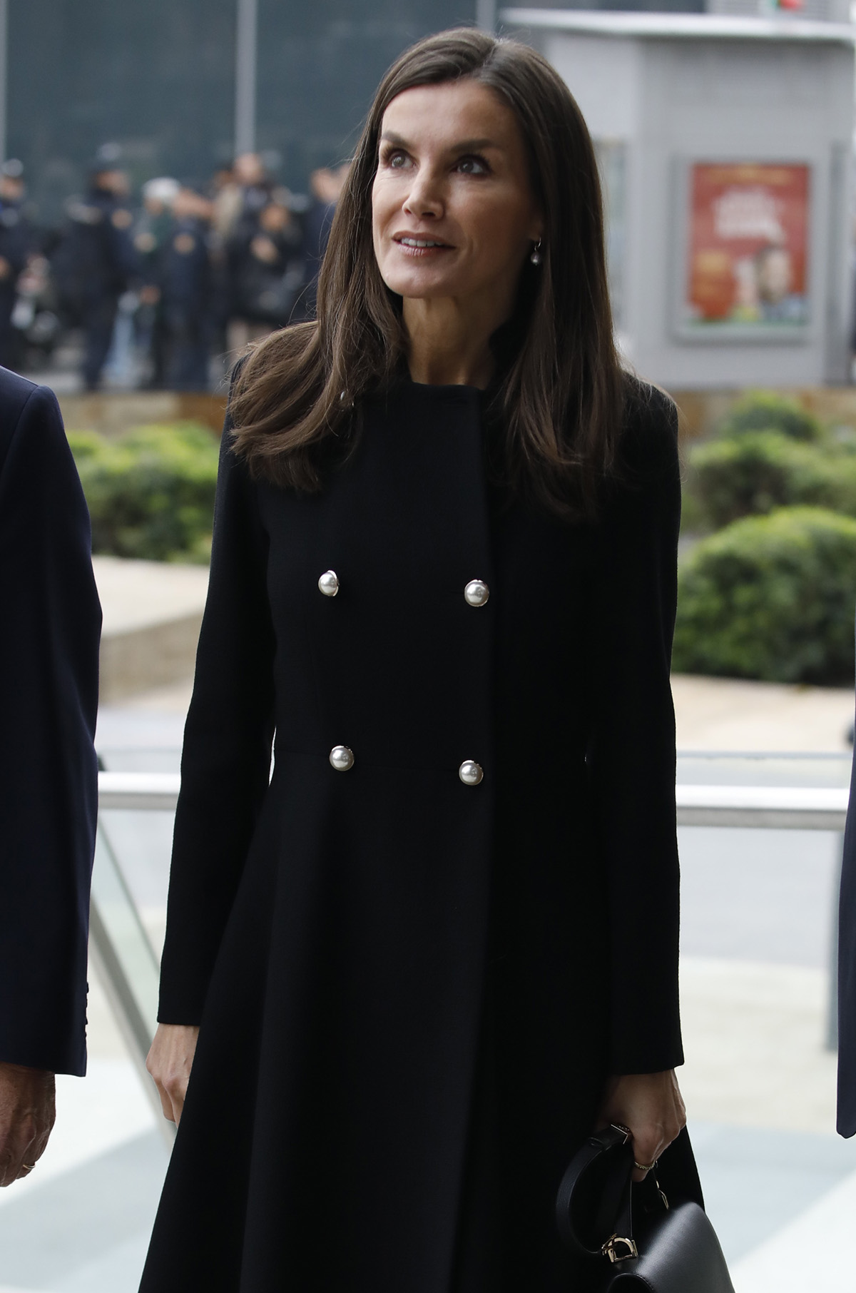 la reina letizia con abrigo con botones de perlas de carolina herrera