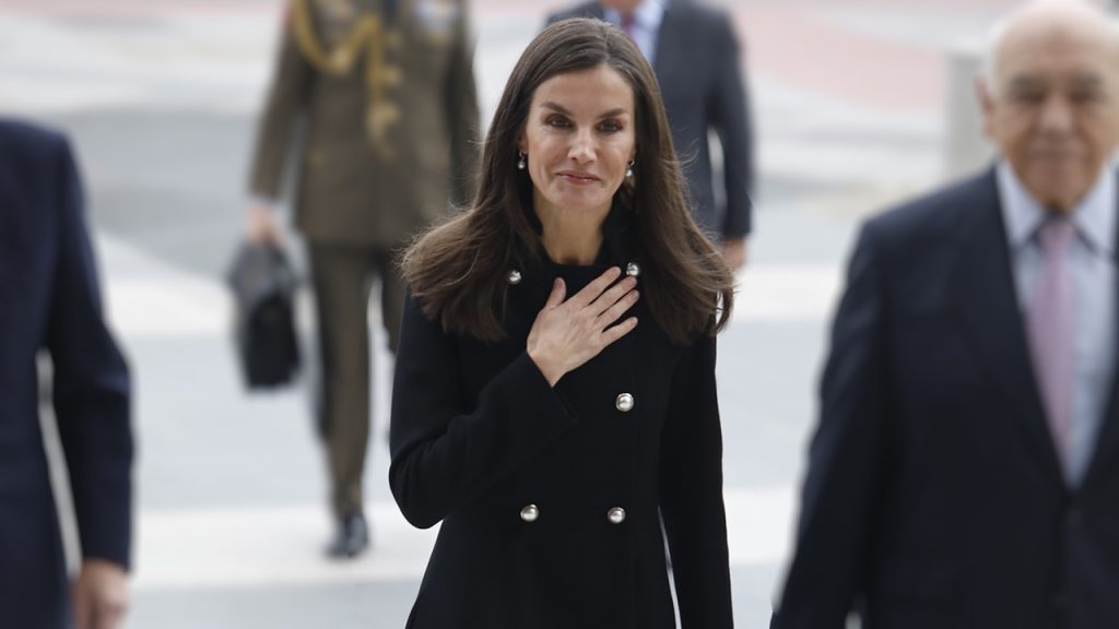 La Reina Letizia, perfecta con un abrigo de 'efecto vestido' en tendencia