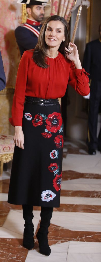 La Reina Letizia, con blusa roja y falda de flores de Carolina Herrera
