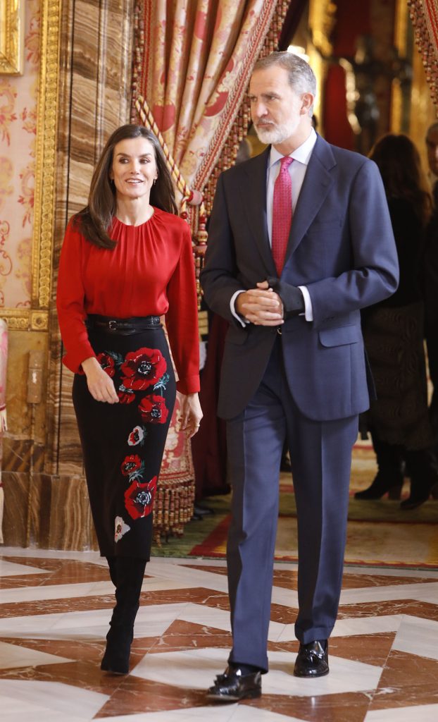 Los Reyes Felipe y Letizia, haciendo su entrada en el Palacio Real para presidir una reunión de la Fundación Princesa de Girona