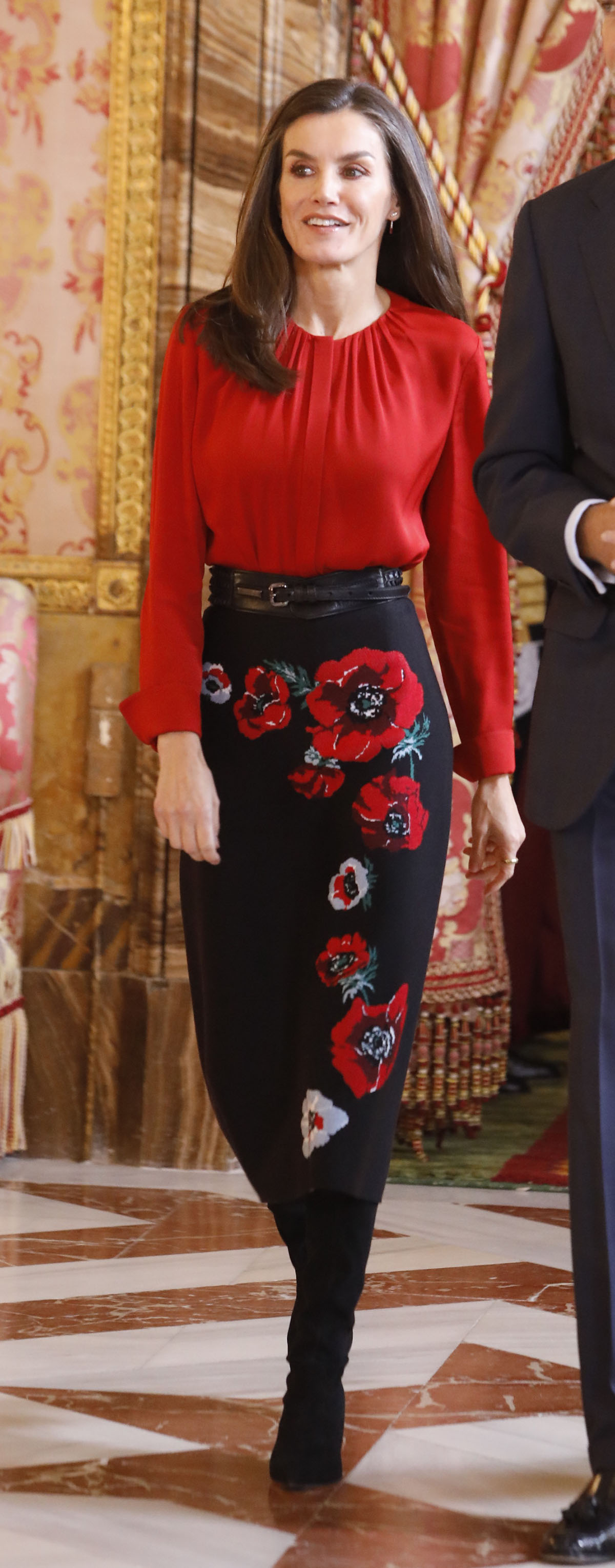 la reina letizia con falda de flores de carolina herrera en el palacio real