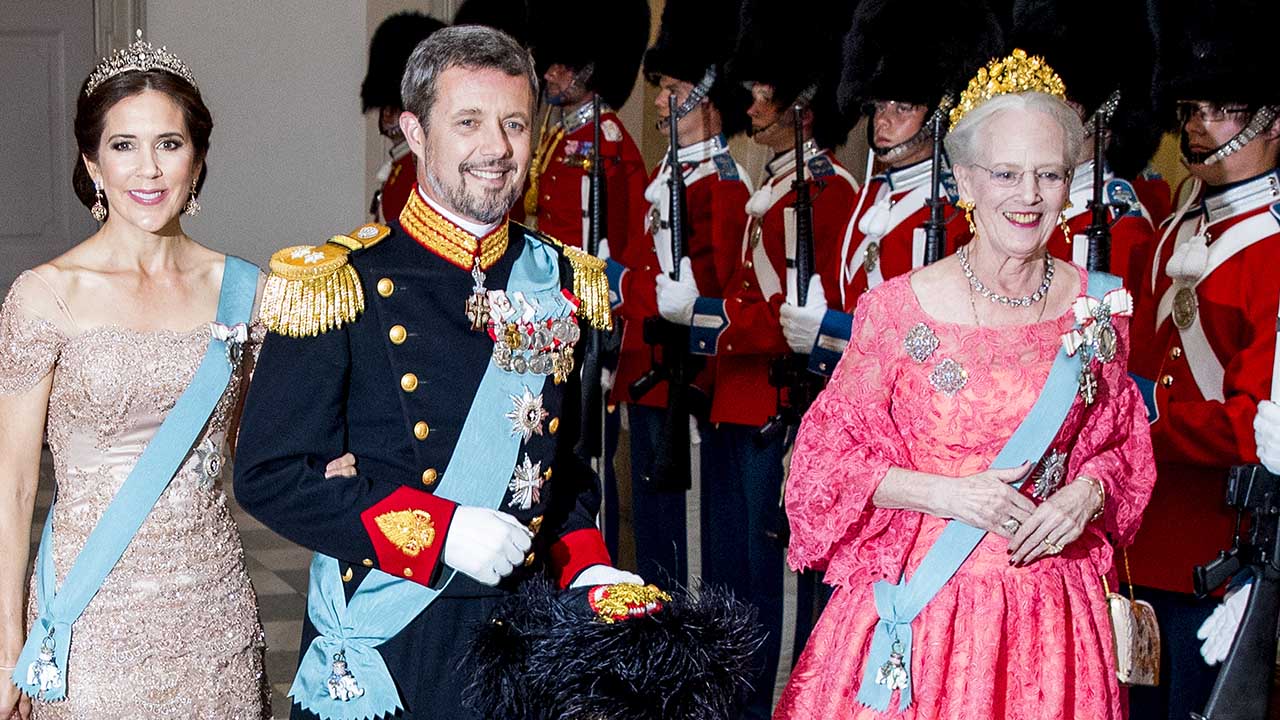 La Reina Margarita de Dinamarca junto a su hijo Federico de Dinamarca