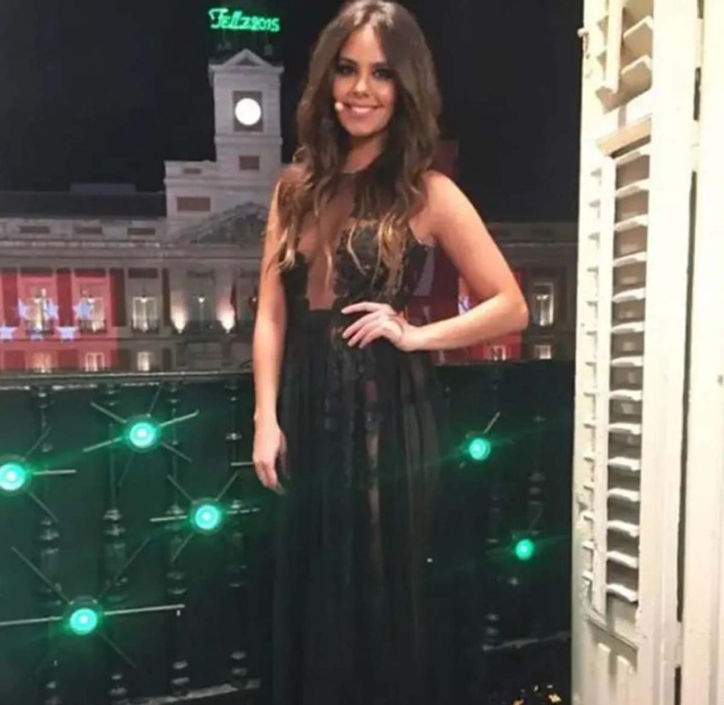 Cristina Pedroche con su primer look de las Campanadas 2015, un vestido estilo lencero firmado por Charo Ruiz