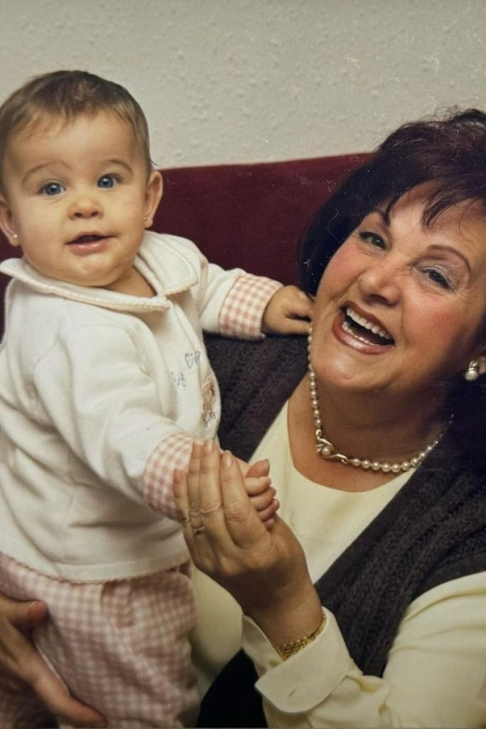 Laura Escanes, cuando era un bebé, junto a su abuela fallecida 
