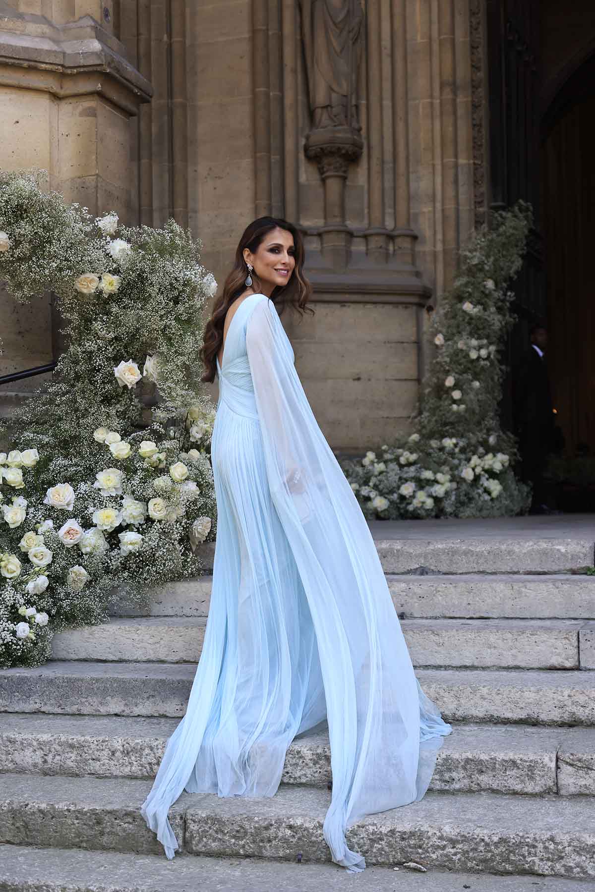 Paloma Cuevas con un diseño vaporoso de Rosa Clará durante la boda del hijo de la diseñadora en París
