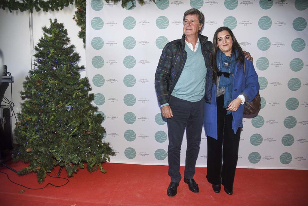 Cayetano Martínez de Irujo junto a su novia, Bárabara Mijan, en la fiesta de Navidad de 'El Turronero'
