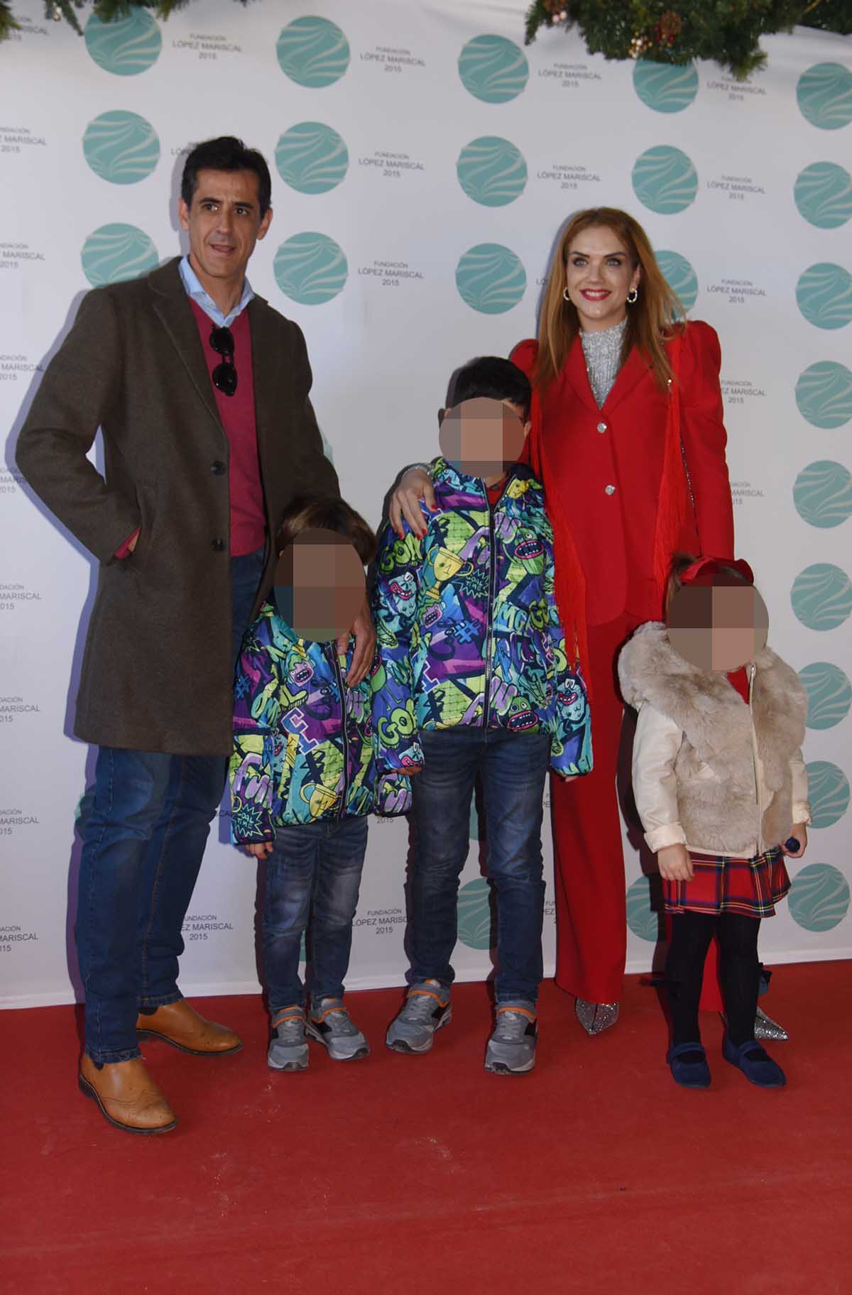 Beatriz Trapote y Víctor Janeiro acuden a la fiesta de Navidad de 'El Turronero'