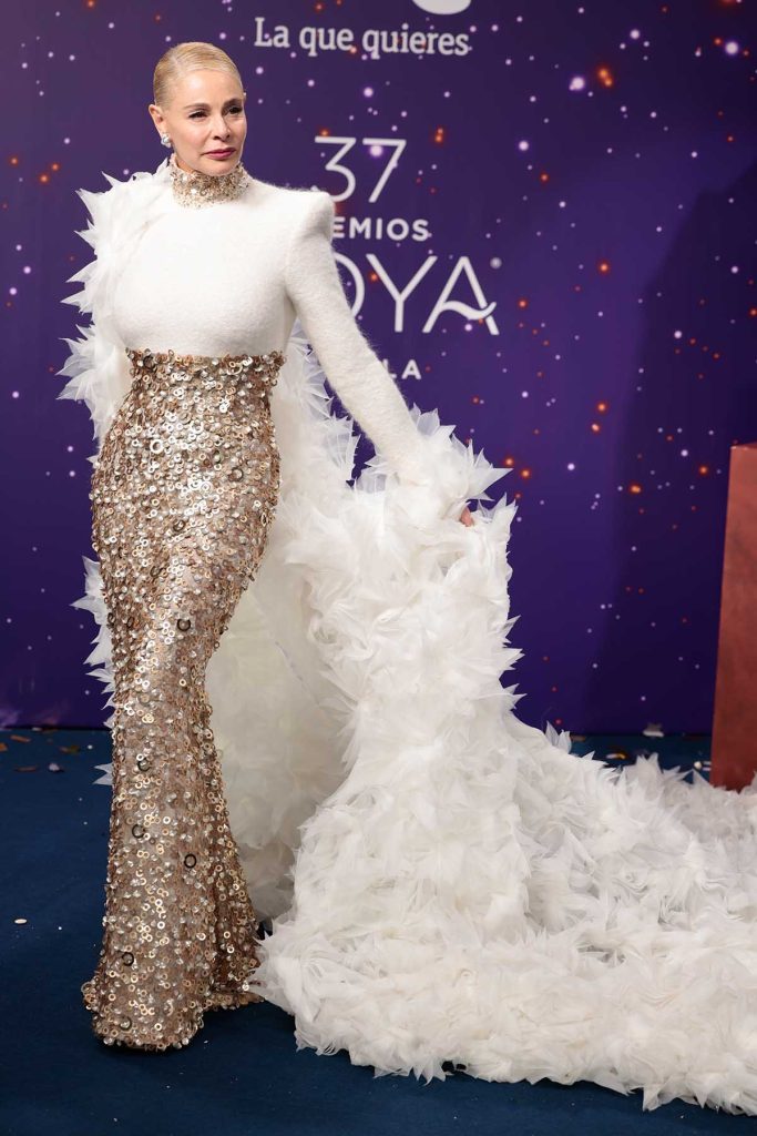 Belén Rueda con un vestido cisne con falda de lentejuelas y capa de plumas