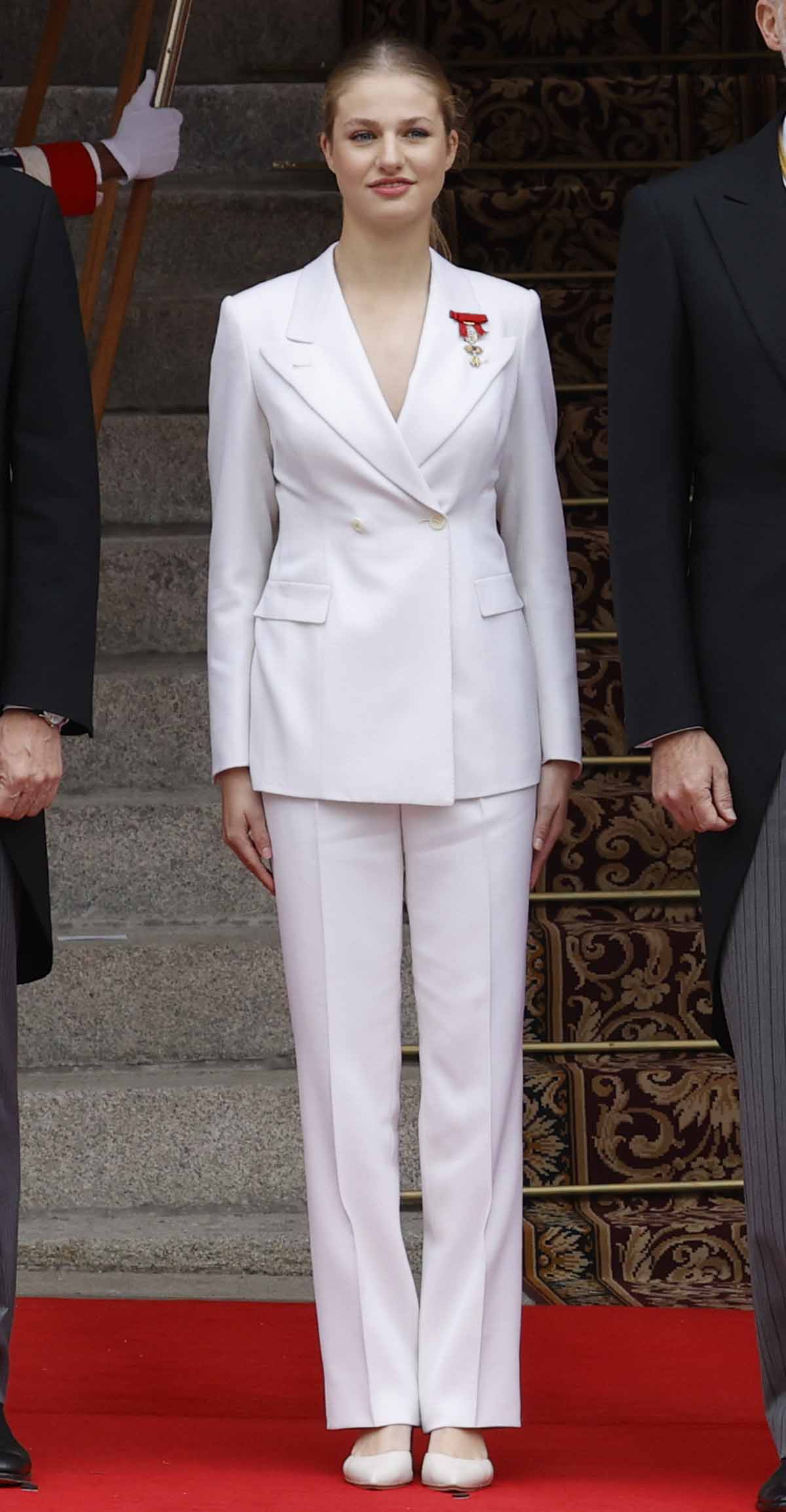 La Princesa Leonor con traje sastre blanco durante su Jura de la Constitución
