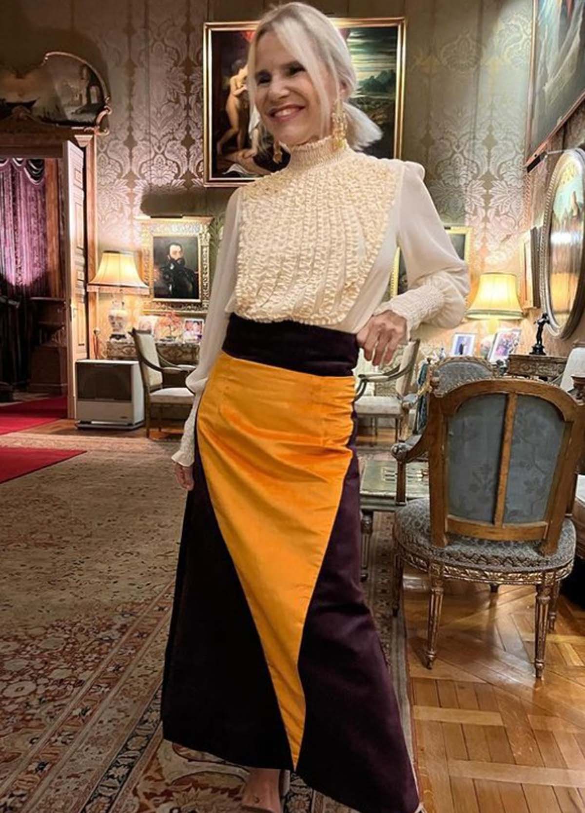 Eugenia Martínez de Irujo con un look dos piezas compuesto por blusa con chorreras y falda larga bicolor