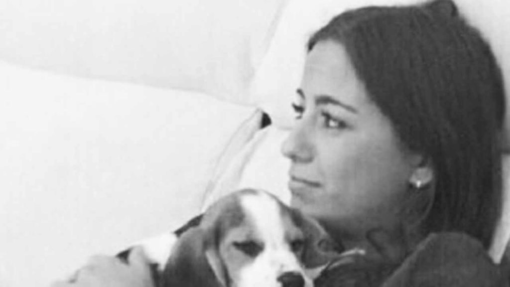 Carmen Otte junto a su perro en una fotografía de redes sociales