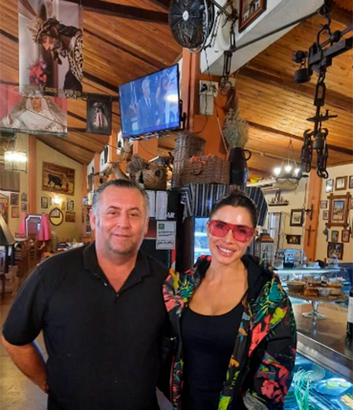 Pilar Rubio visita un bar de Bollullos de la Mitación