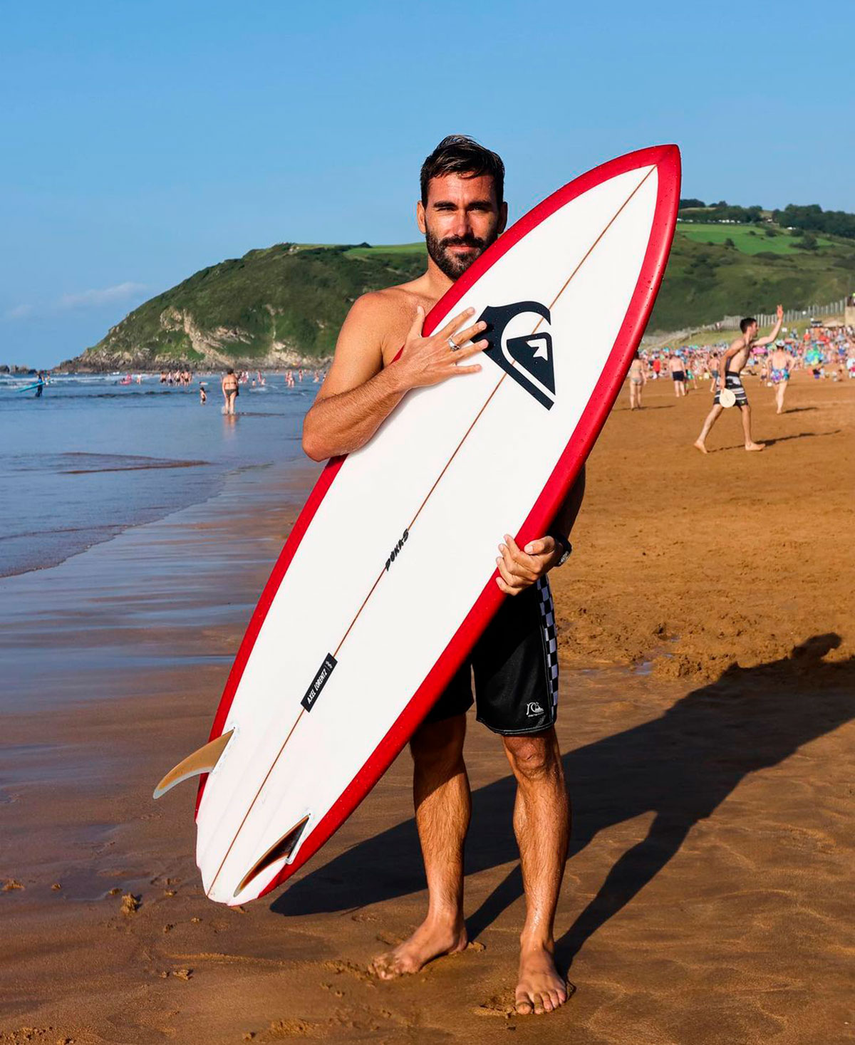 Aritz Aranburu posa en la playa con su tabla de surf