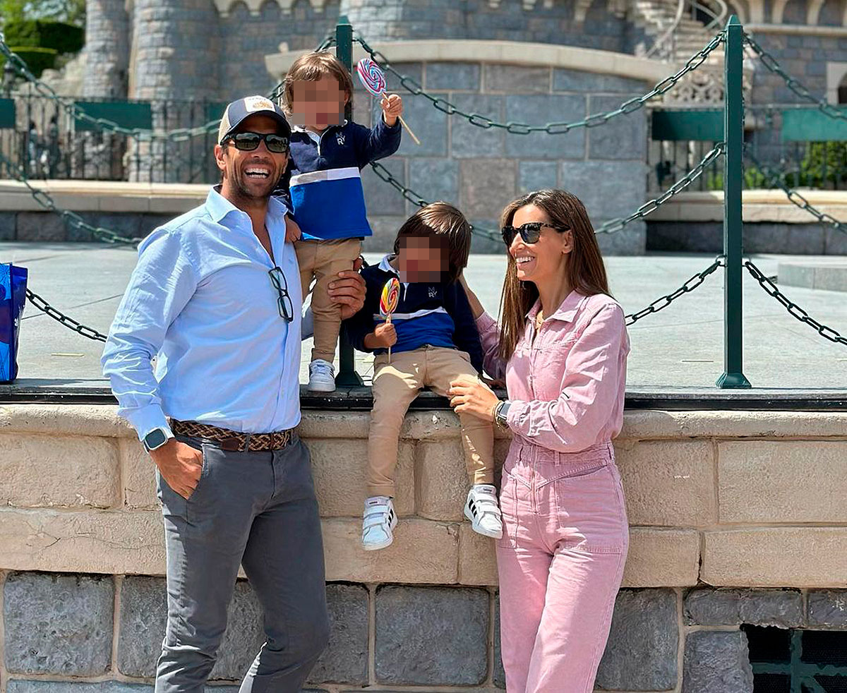 Ana Boyer y Fernando Verdasco posan con sus hijos en Disneyland París
