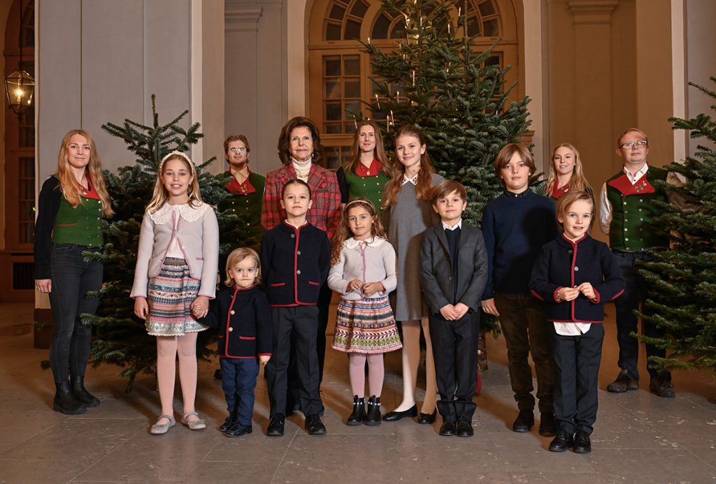 La reina Silvia de Suecia, con sus ocho nietos frente al árbol de Navidad