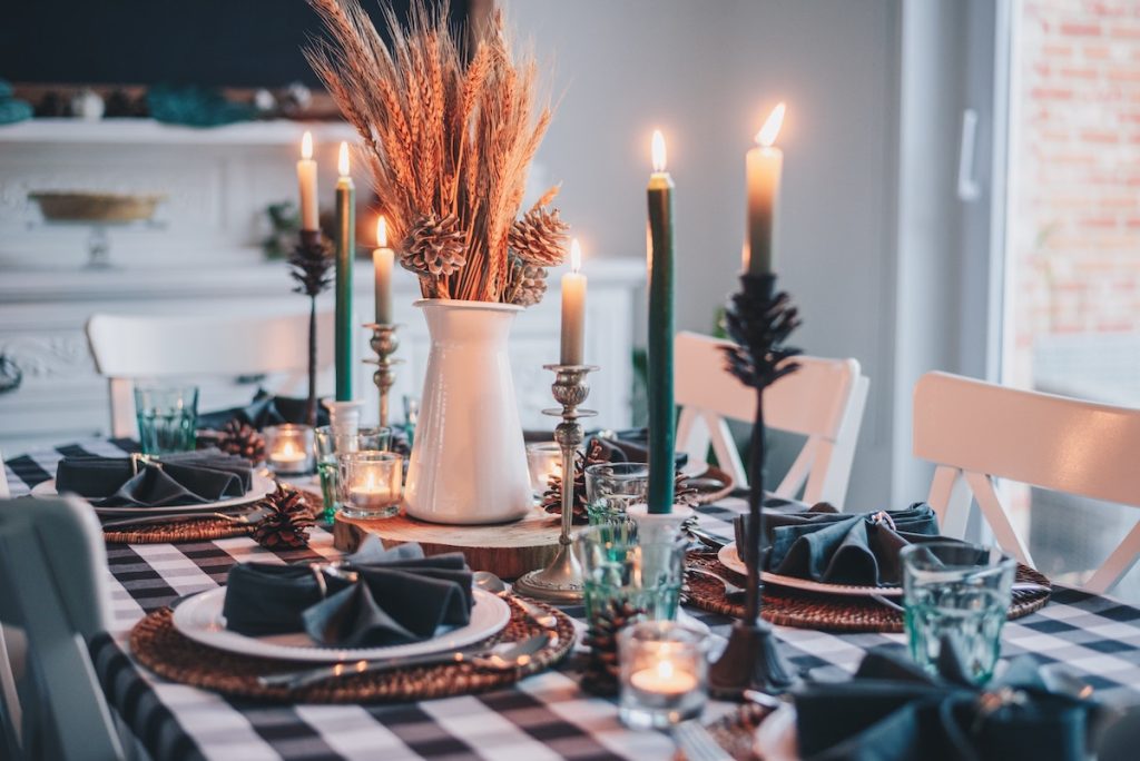 Mezcla tonos y texturas para darle un toque diferente a tu mesa en Navidad.