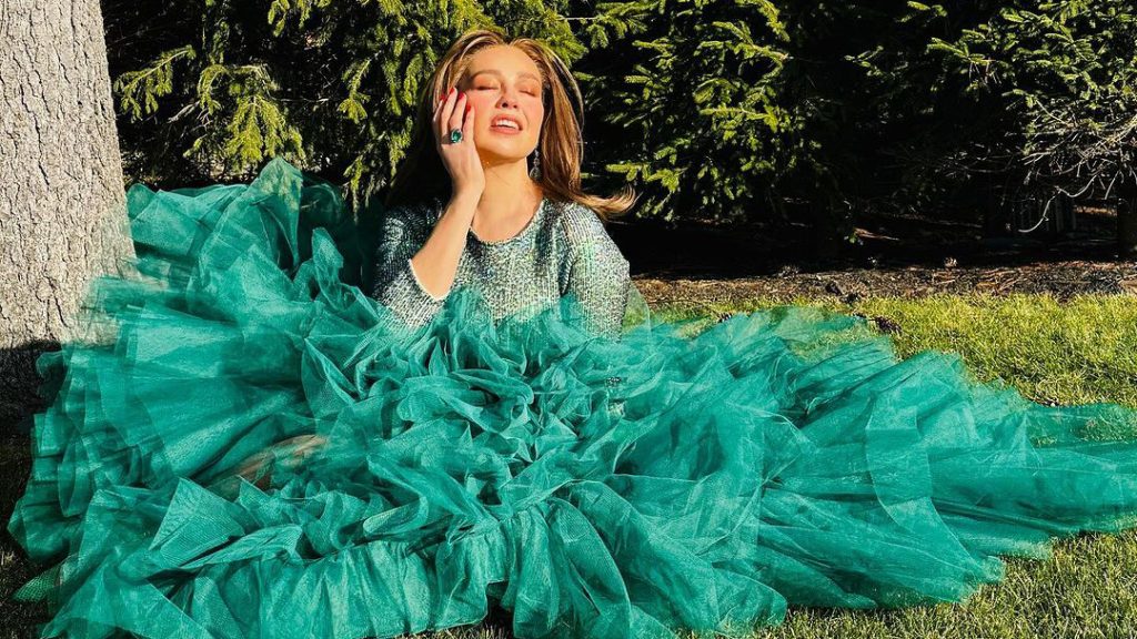 Thalía estrena el vestido más espectacular de la Navidad, confeccionado por el español José Perea en dos horas