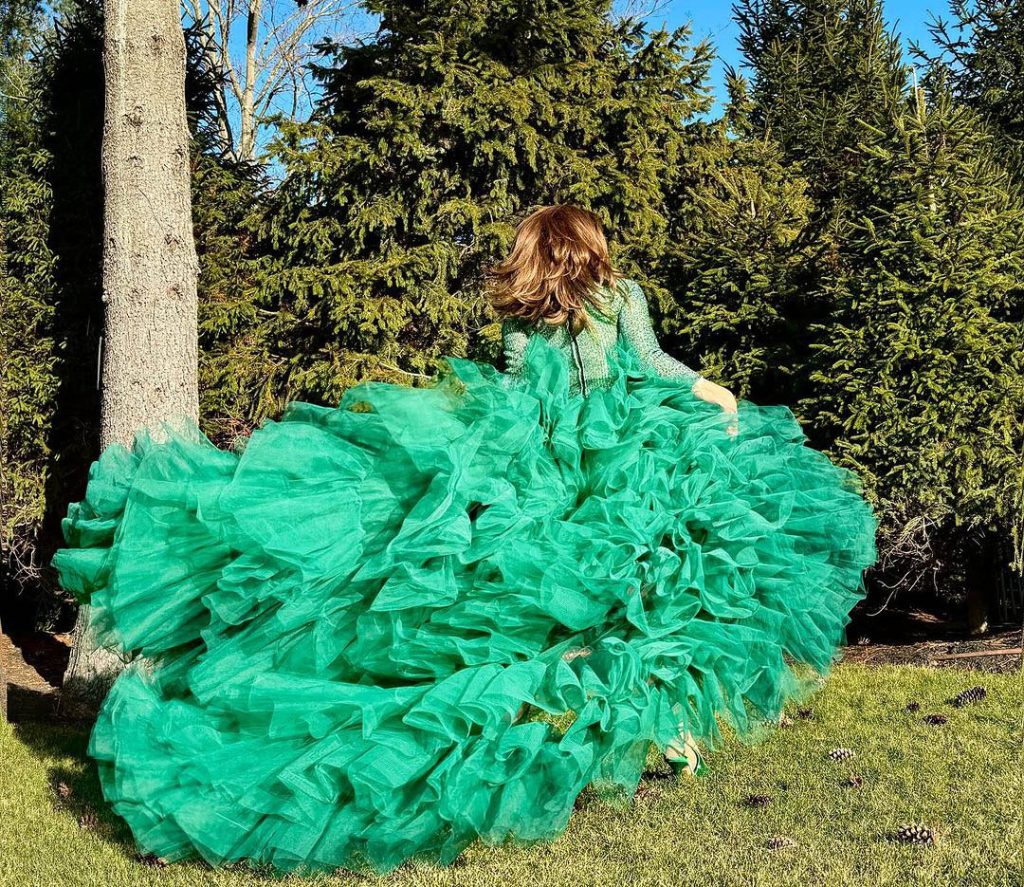 Thalía estrena el vestido más espectacular de la Navidad, confeccionado por el español José Perea en dos horas
