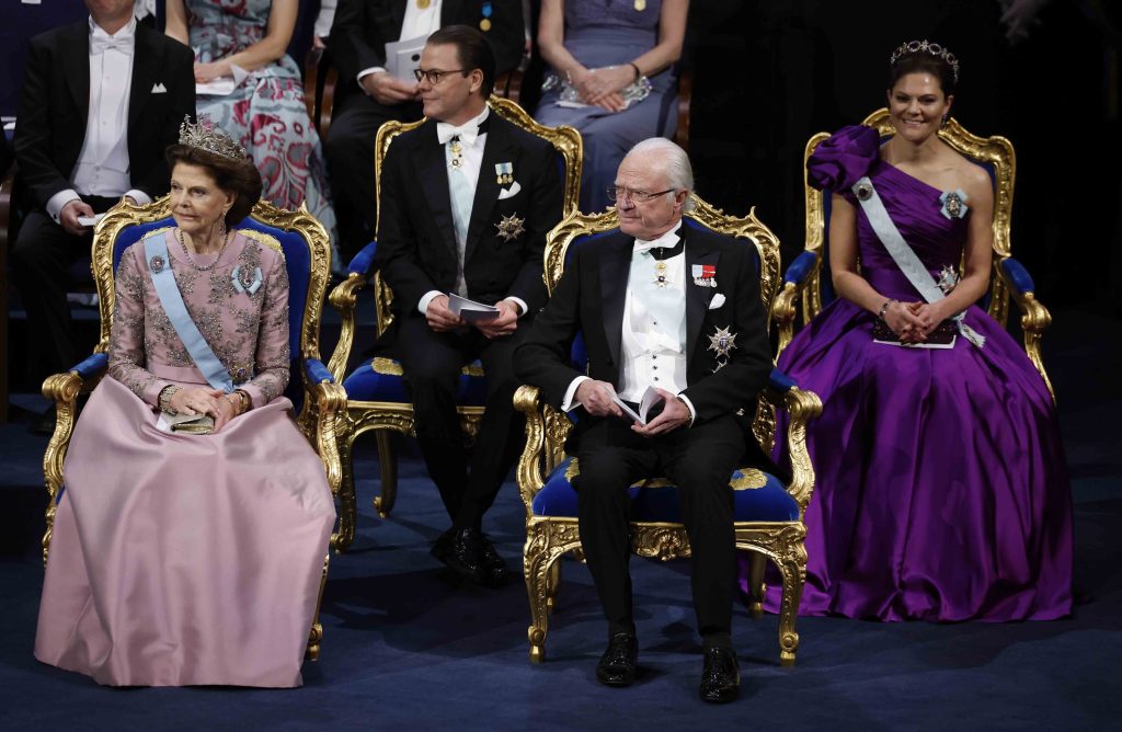 Los reyes Carlos Gustavo y Silvia de Suecia, junto a la princesa Victoria y su esposo, Daniel Westling, en los Nobel 2023