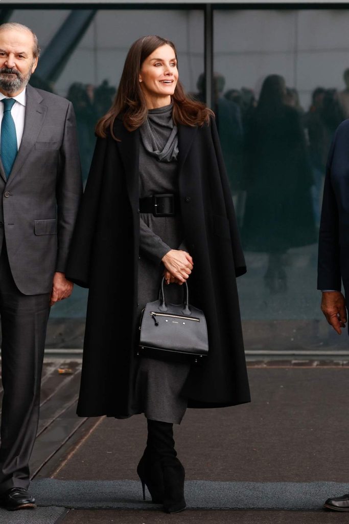La reina Letizia, con vestido gris de punto. 
