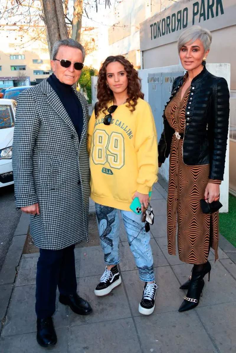 Gloria Camila con su padre, José Ortega Cano y Ana María Aldón