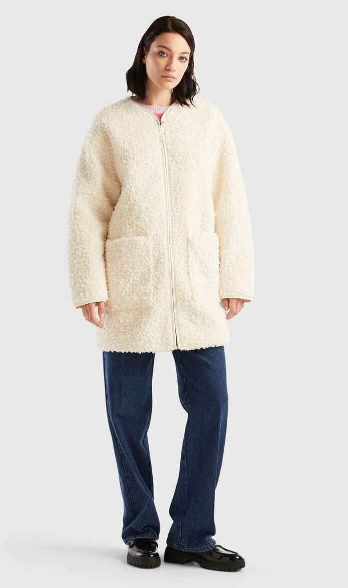 Este es el abrigo de pelo en rebajas y que necesitas comprar ya.
