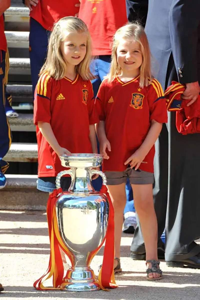 La princesa Leonor y la infanta Sofía con la copa del Mundial de fútbol de Sudáfrica