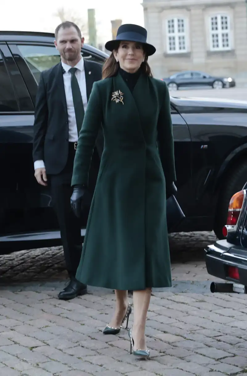 El vestido-abrigo es el básico por excelencia en el armario de la mayoría de las 'royals'.