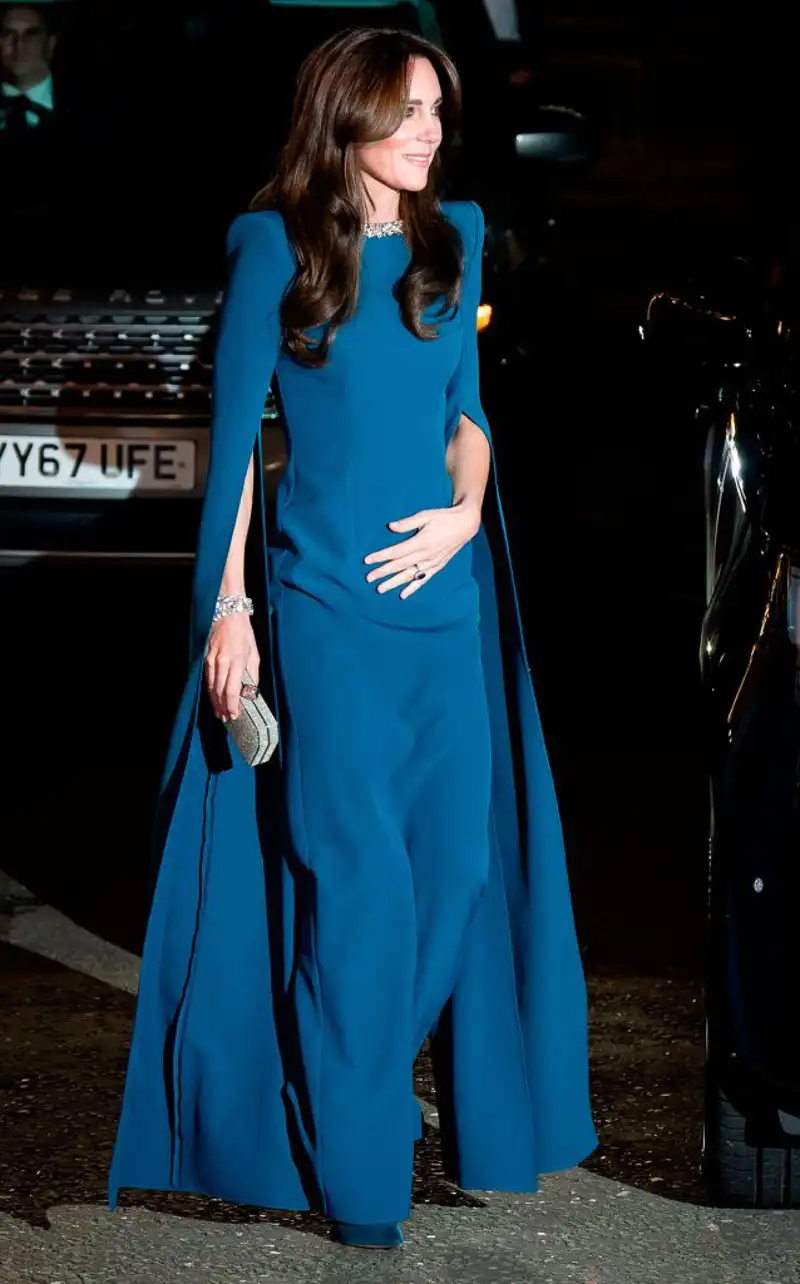 Kate Middleton tocándose el abdomen en un acto oficial