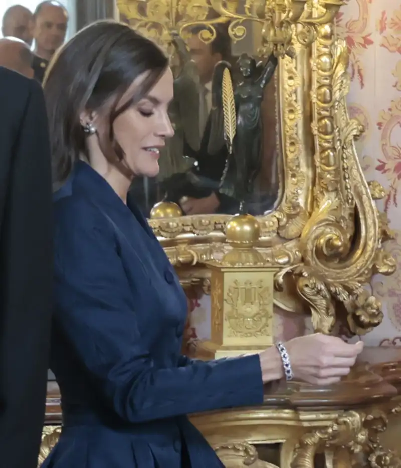 La Reina Letizia se coloca de nuevo su pulsera
