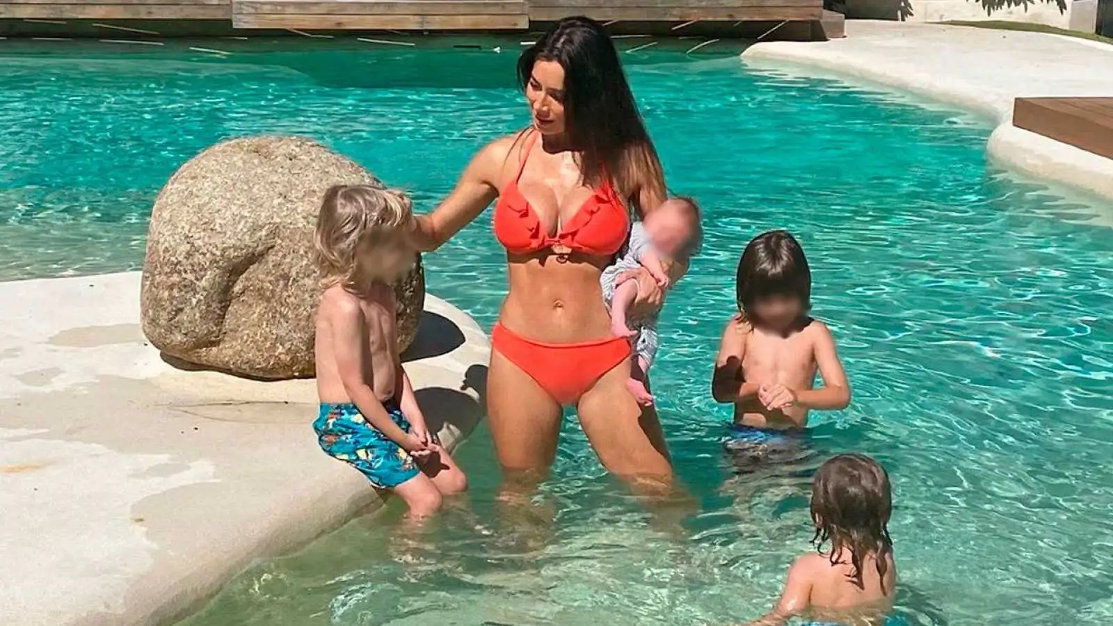 Pilar en la piscina con sus hijos