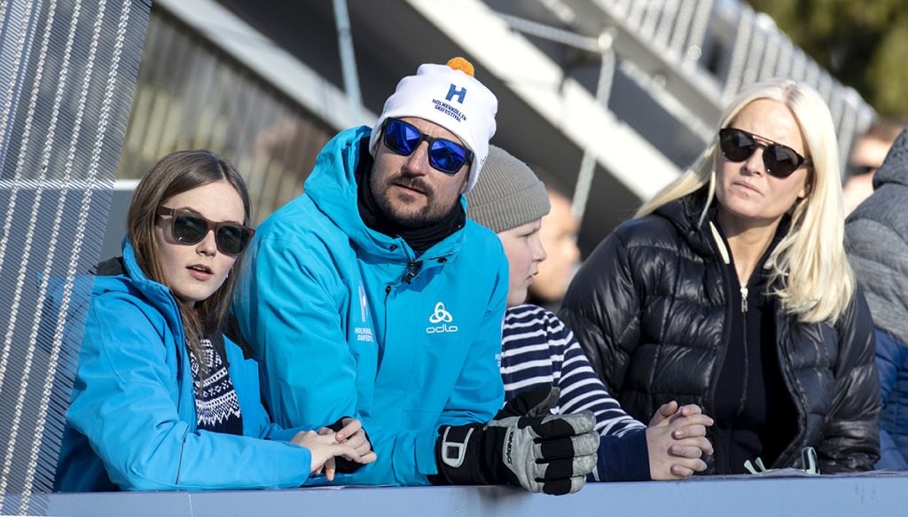 Haakon, Mette-Marit e Ingrid de Noruega en un evento deportivo.