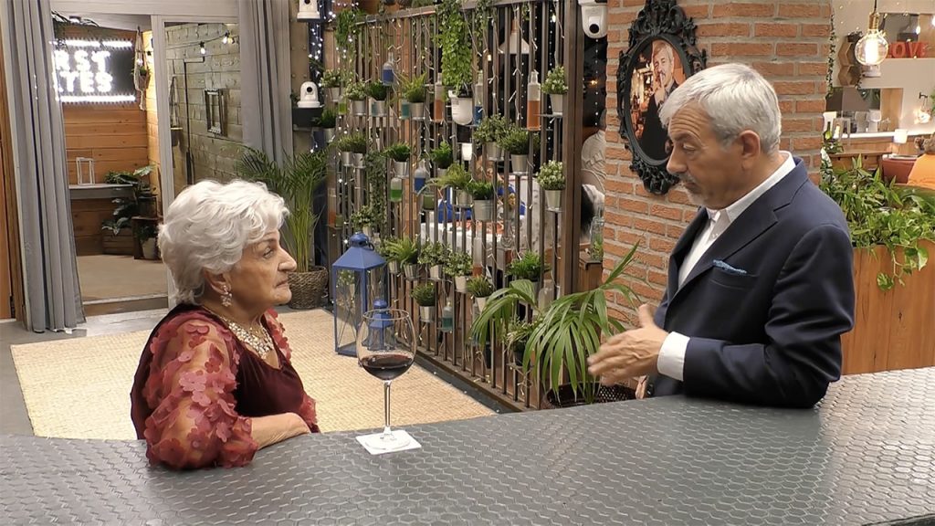 La regañina de Carlos Sobera a una soltera de 94 años en 'First Dates' por una afición arriesgada