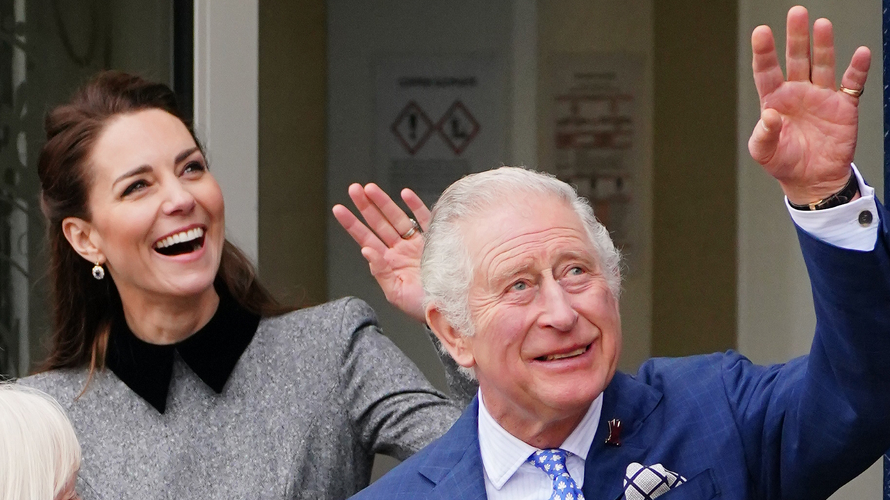 Kate Middleton y el Rey Carlos saludando