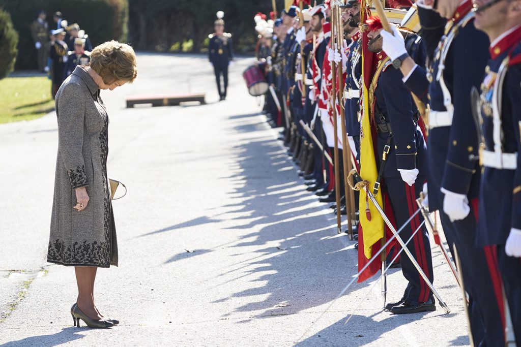 La Reina Sofía ante los nuevos Guardias Reales.