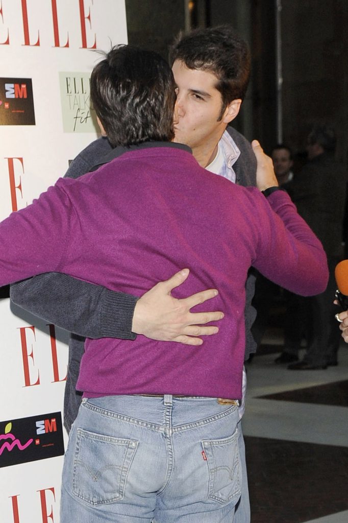 Julián Contreras y Fran Rivera abrazándose.