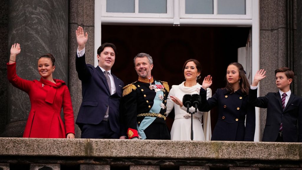 Arropado por su mujer y sus hijos: así ha sido el saludo del nuevo Rey de Dinamarca