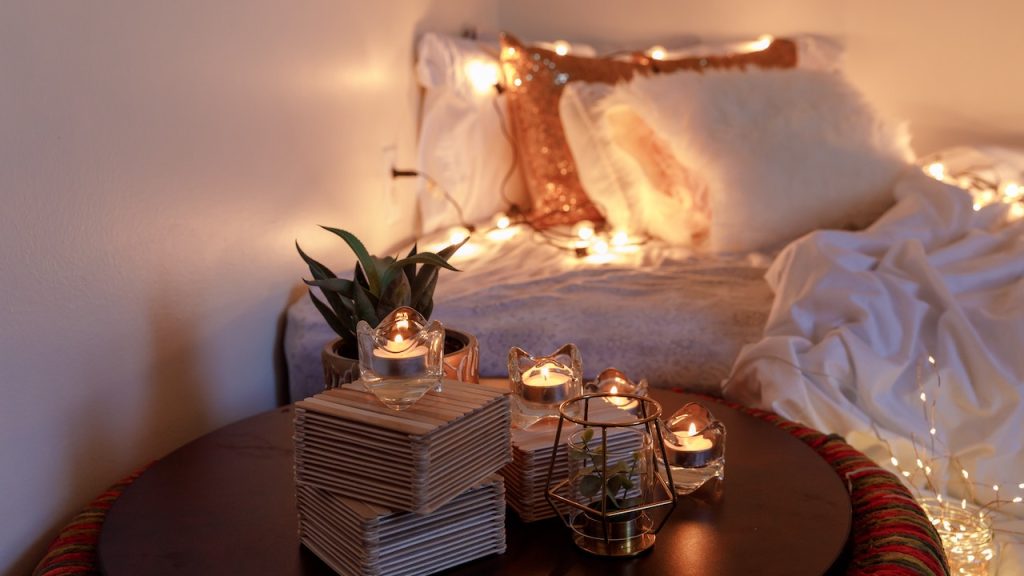 Atmósfera “Cozy”: sofás, mantas y cojines para comprar en rebajas que harán tu hogar más confortable
