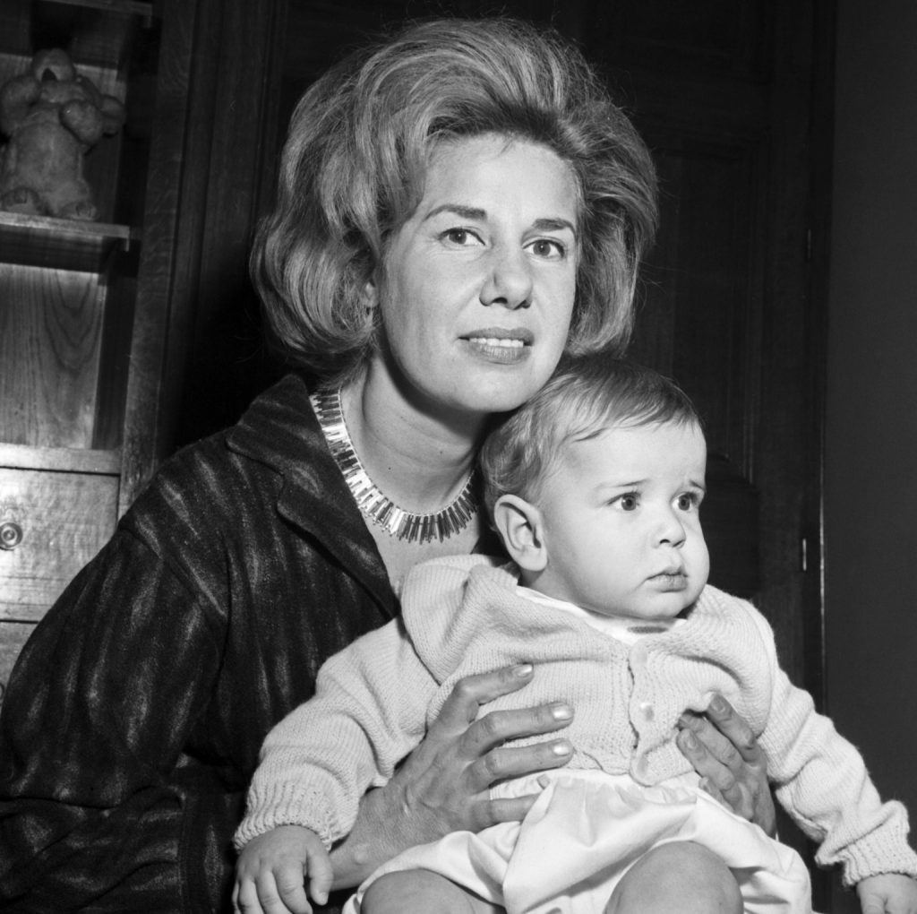 La Duquesa de Alba, Cayetana Fitz-James, y su hijo, Cayetano Martínez de Irujo en 1964