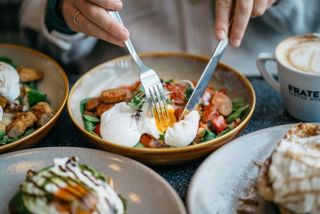 ¿Por qué desayunar proteína ayuda a adelgazar?