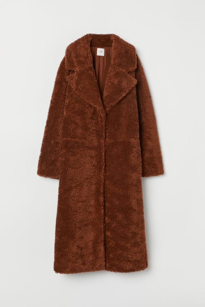 Abrigo largo en peluche de H&M copia barata Jessica Bueno