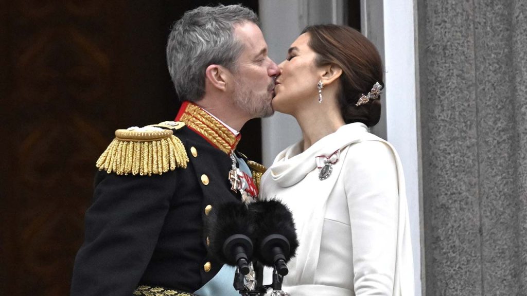 Los nuevos Reyes Federico y Mary protagonizan un romántico beso en el balcón del Palacio Christiansborg