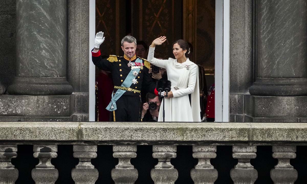 El nuevo Rey saluda arropado por su mujer, la nueva Reina Mary