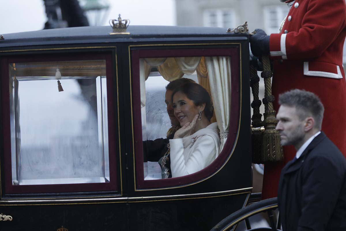 Federico de Dinamarca, junto a su mujer, concluye su proclamación con un recorrido en carruaje