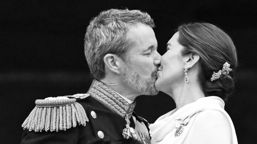 La prensa extranjera tilda de "planificado" el beso de Mary y Federico de Dinamarca: analizamos los polémicos titulares